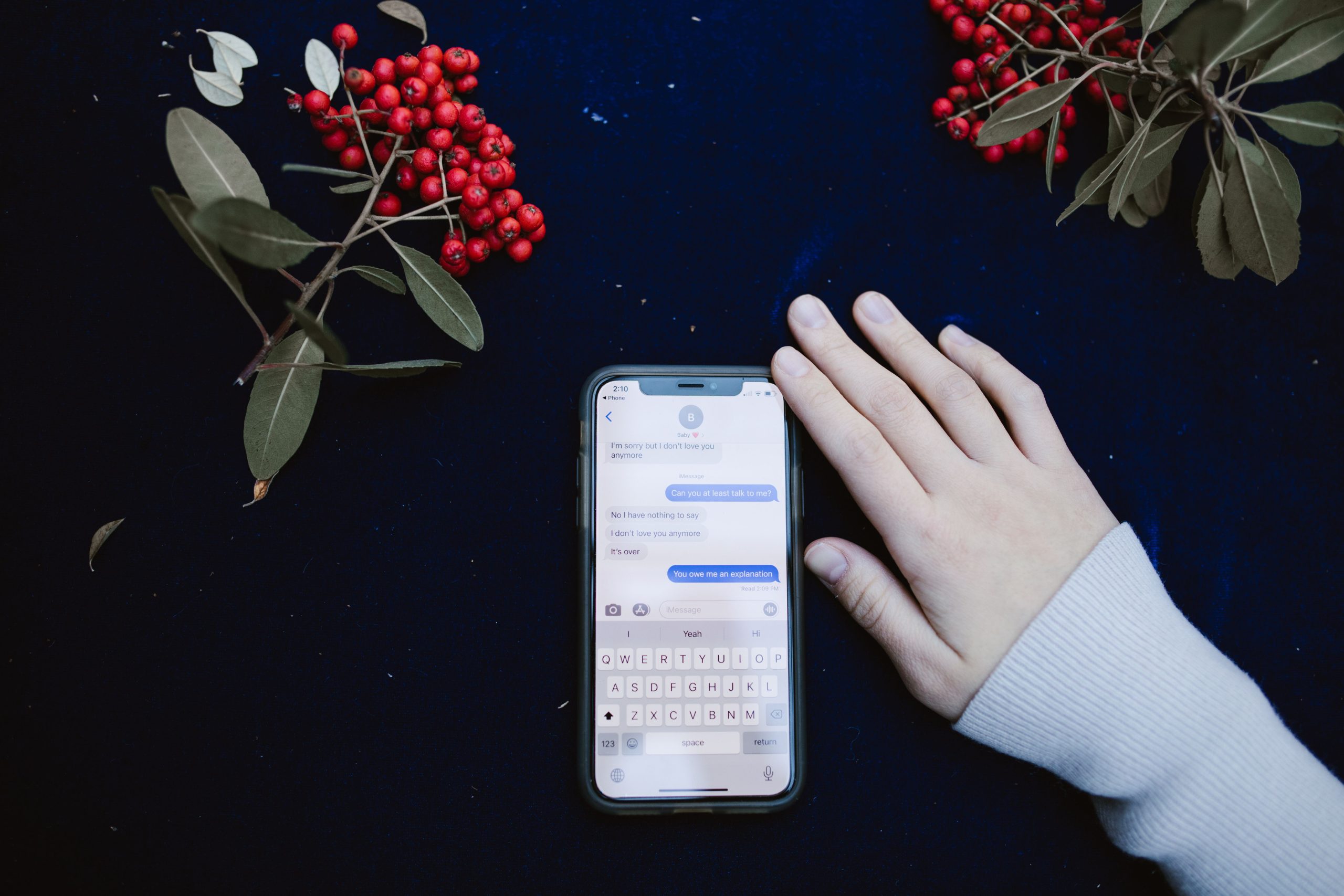 Main près d'un smartphone affichant conversation texte