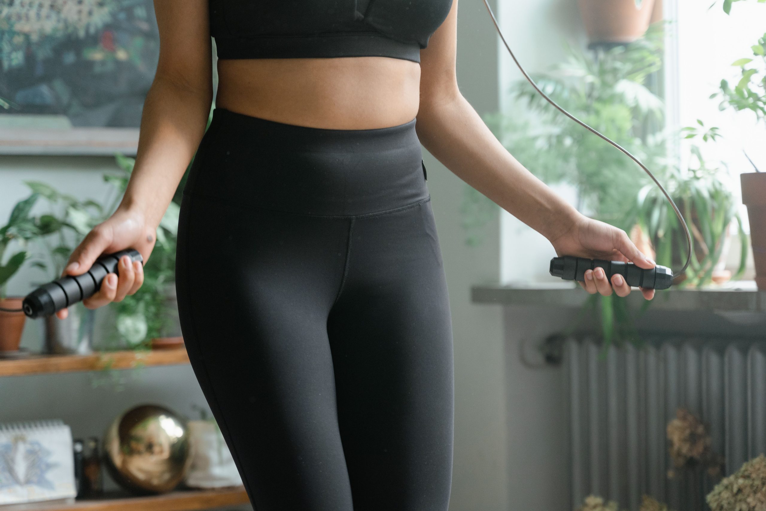 Femme faisant exercice avec corde à sauter intérieur