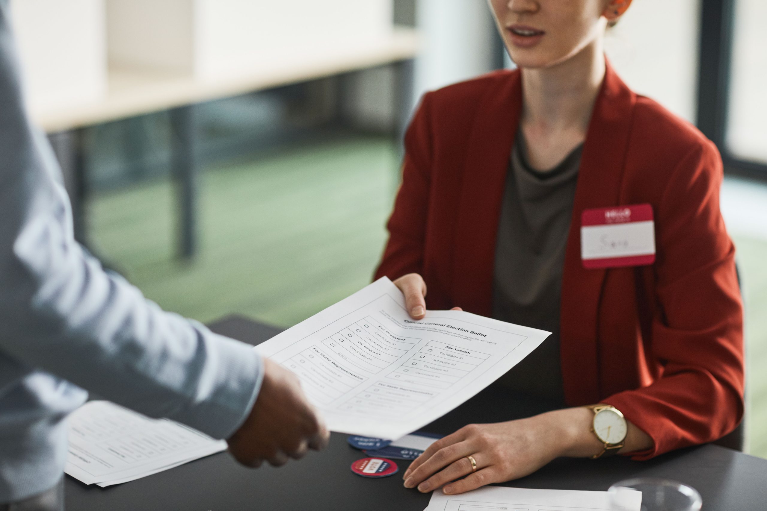 Échange professionnel en mairie avec remise documents