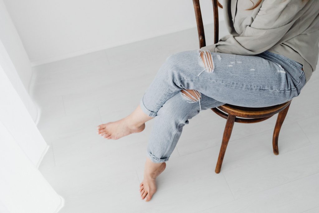 Pourquoi les femmes croisent systématiquement les jambes ?