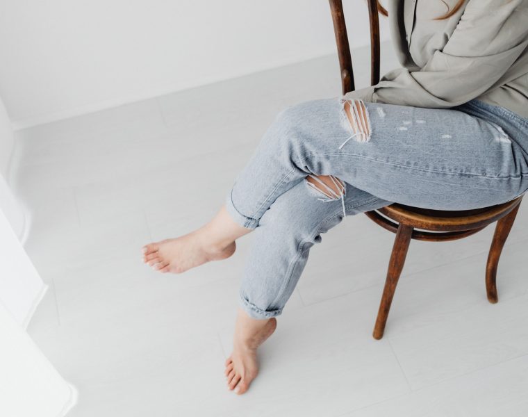 Pourquoi les femmes croisent systématiquement les jambes ?
