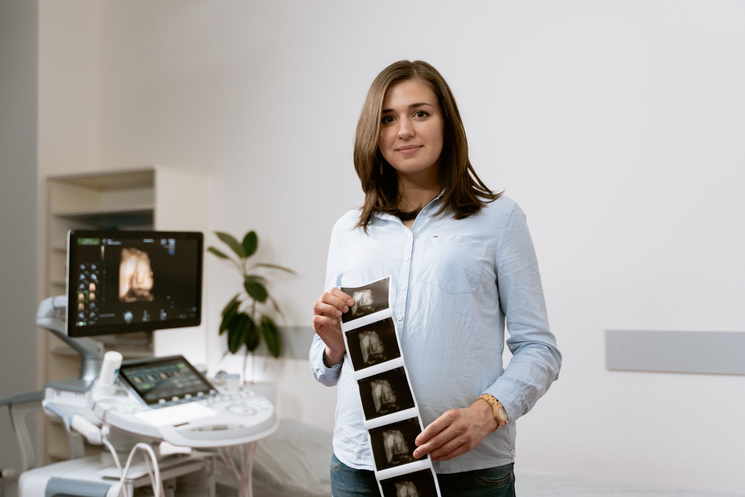 Femme enceinte montrant ses images d'échographie
