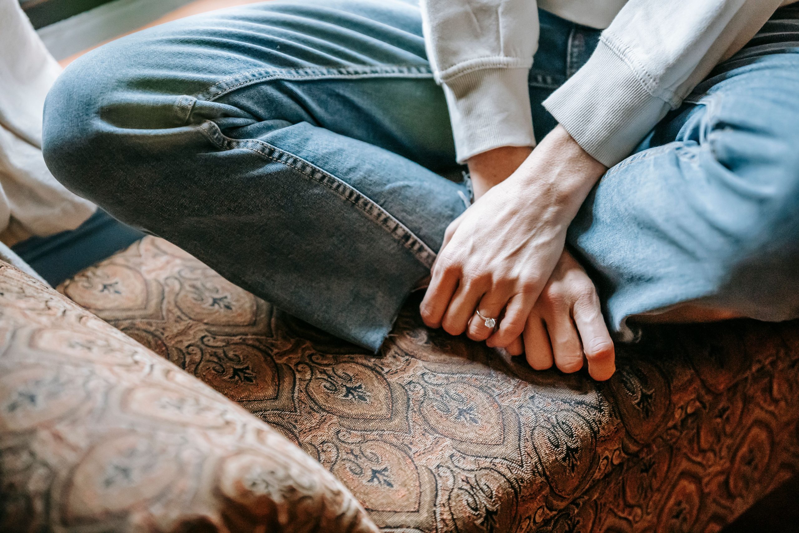 Vue de dessus femme canapé jambes croisées détente