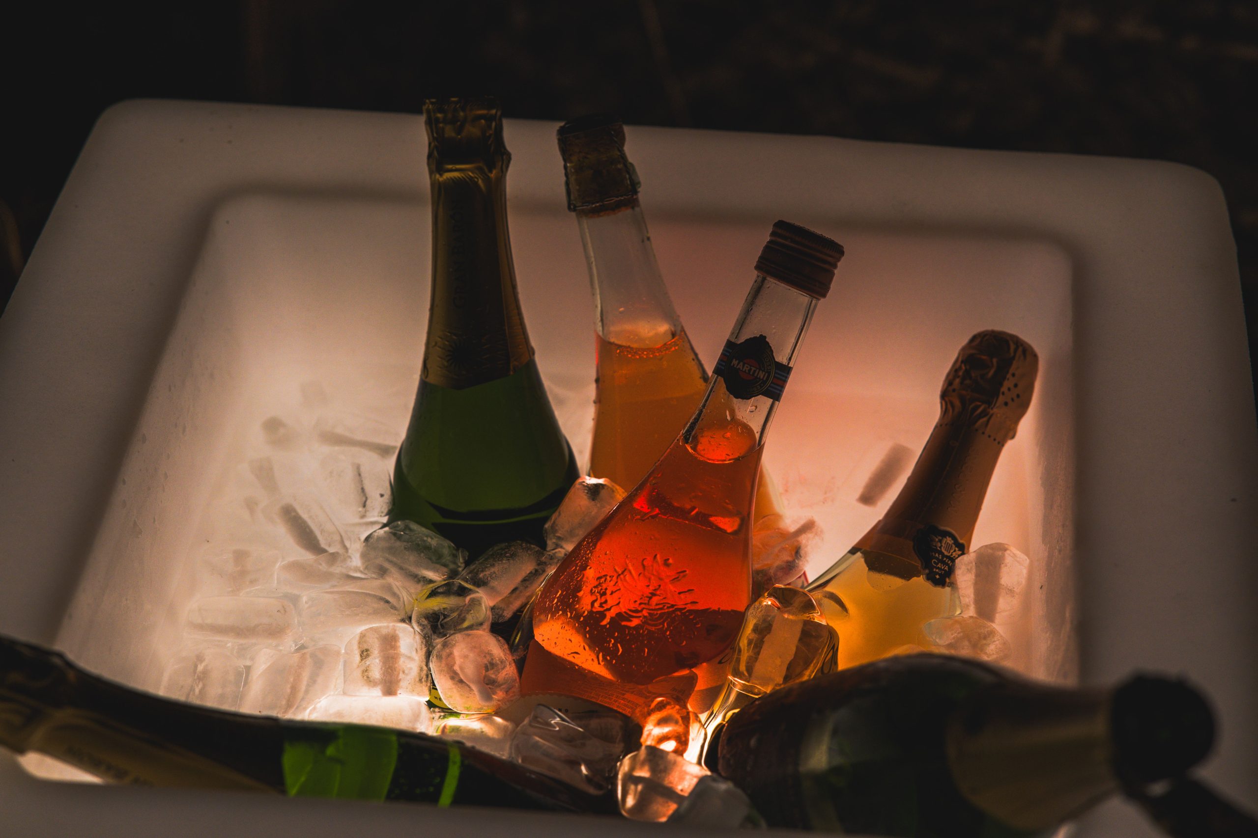 Bouteilles de champagne refroidissant dans seau glaçons