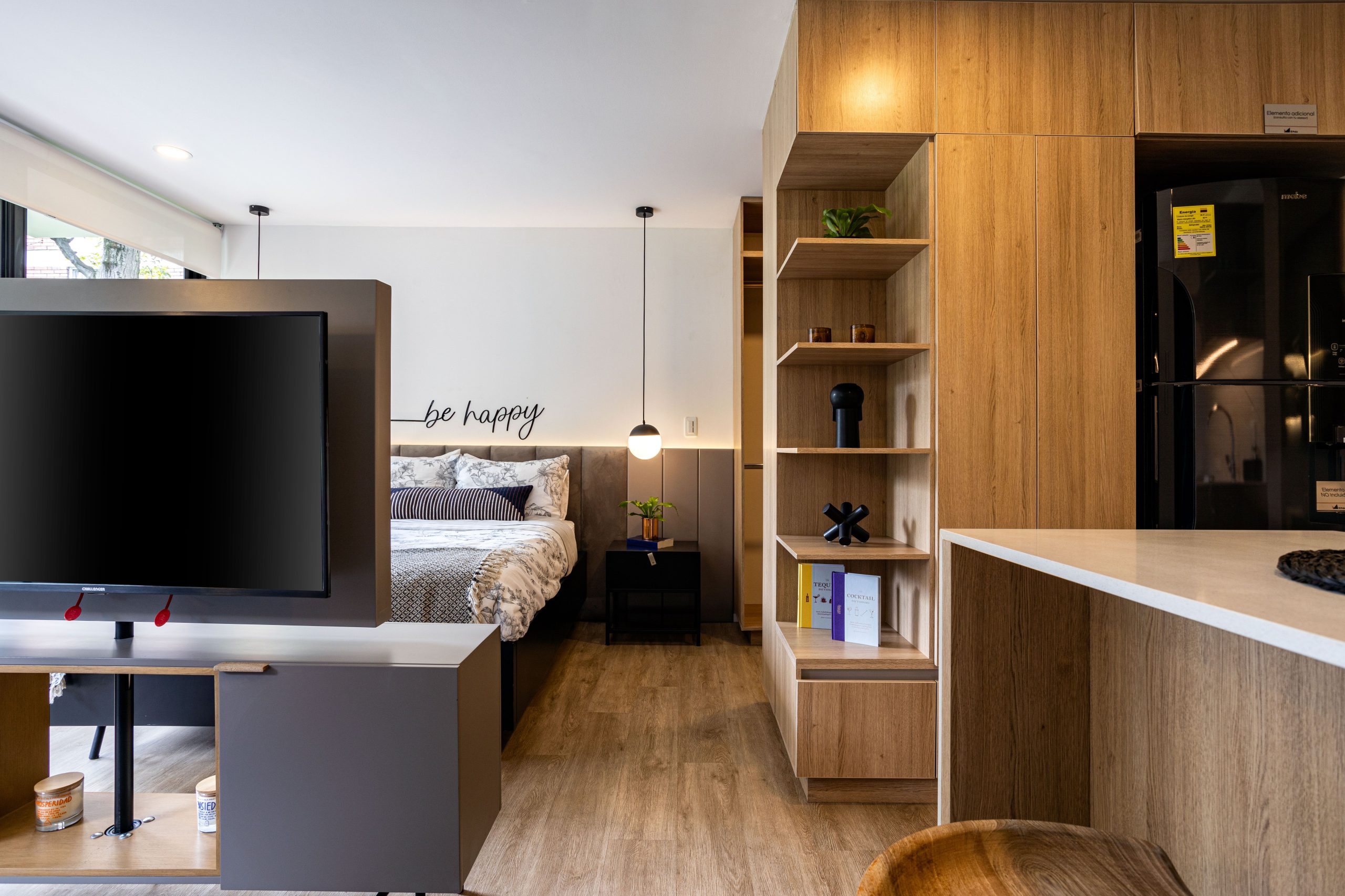Studio cosy avec accents bois et design