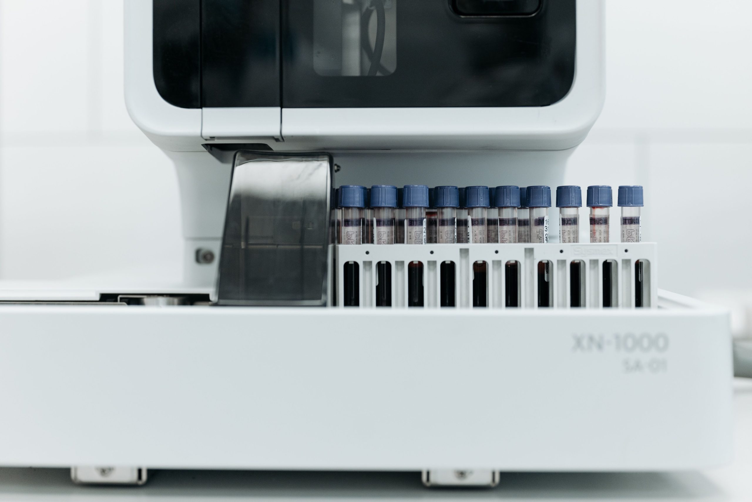Machine laboratoire tenant tubes analyse