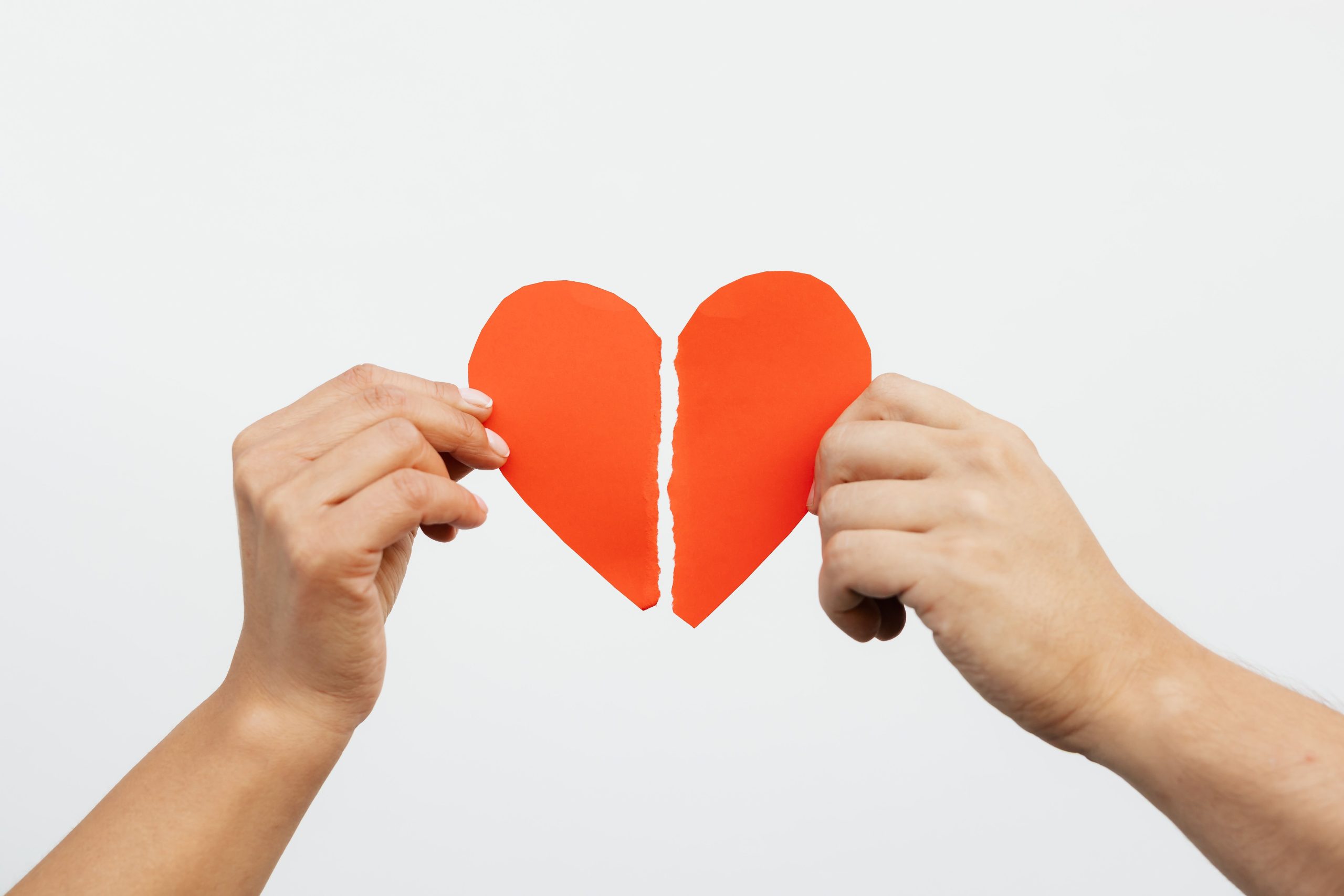 Mains tenant papier coeur dechire rupture