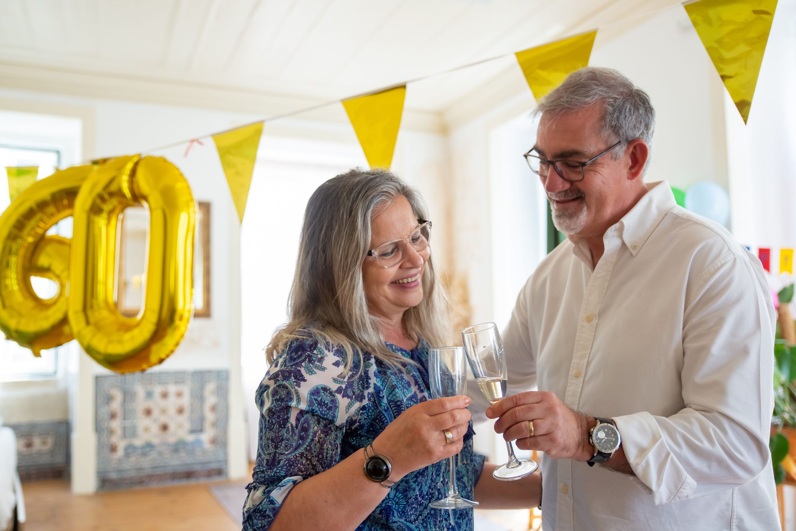 Couple âgé trinquant avec champagne et décoration festive