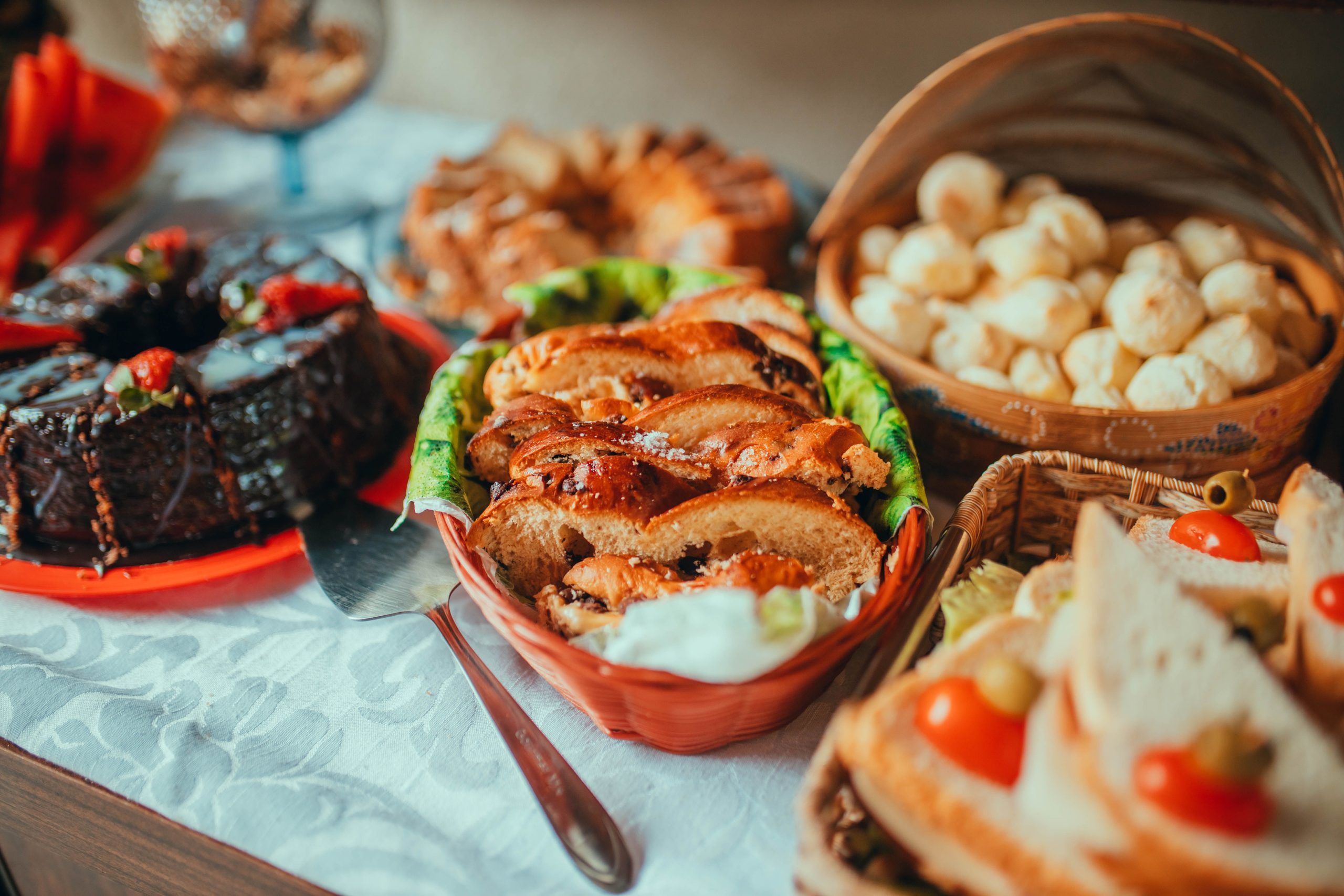 Assortiment de pains et gâteaux sur table petit-déjeuner