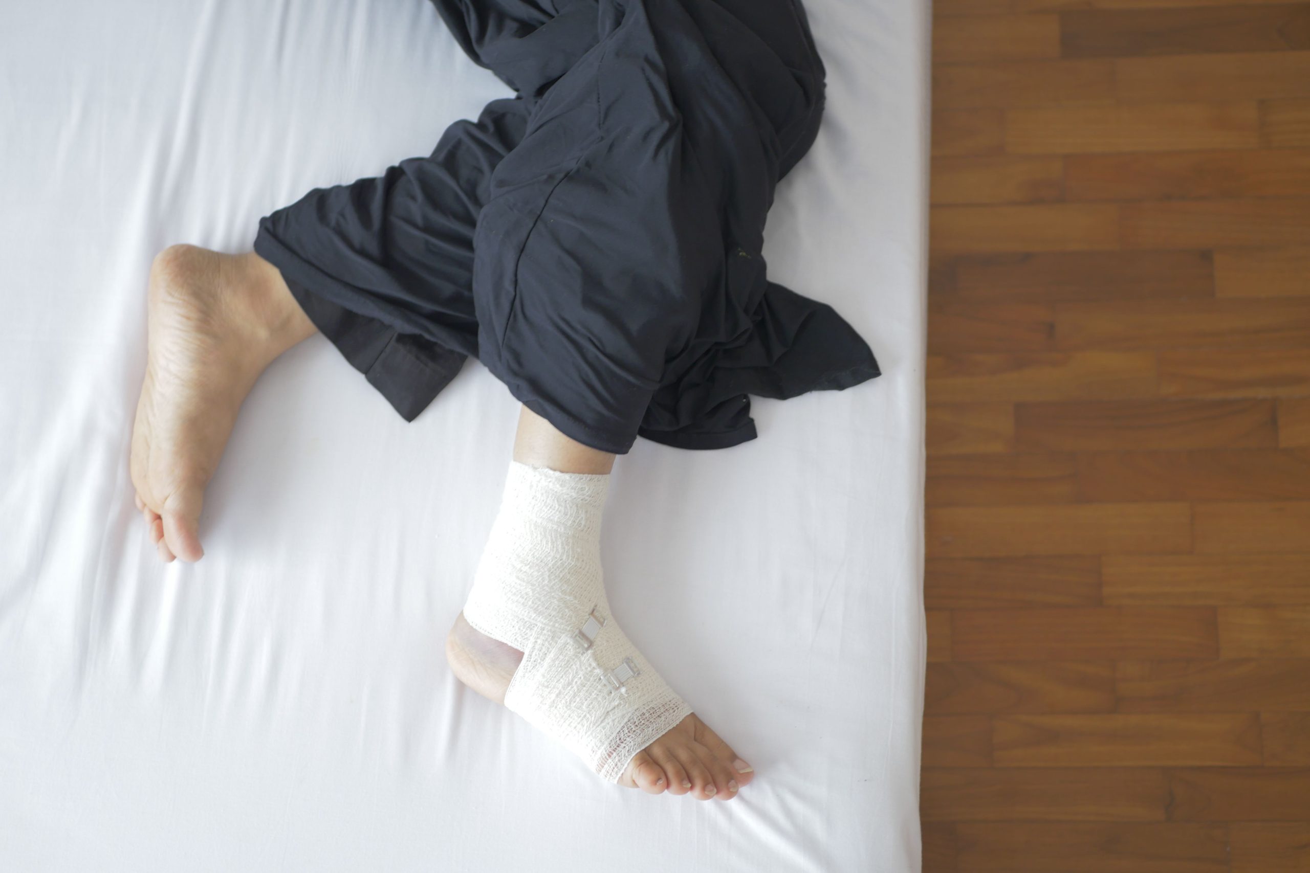 Pied bandé au repos sur lit de récupération