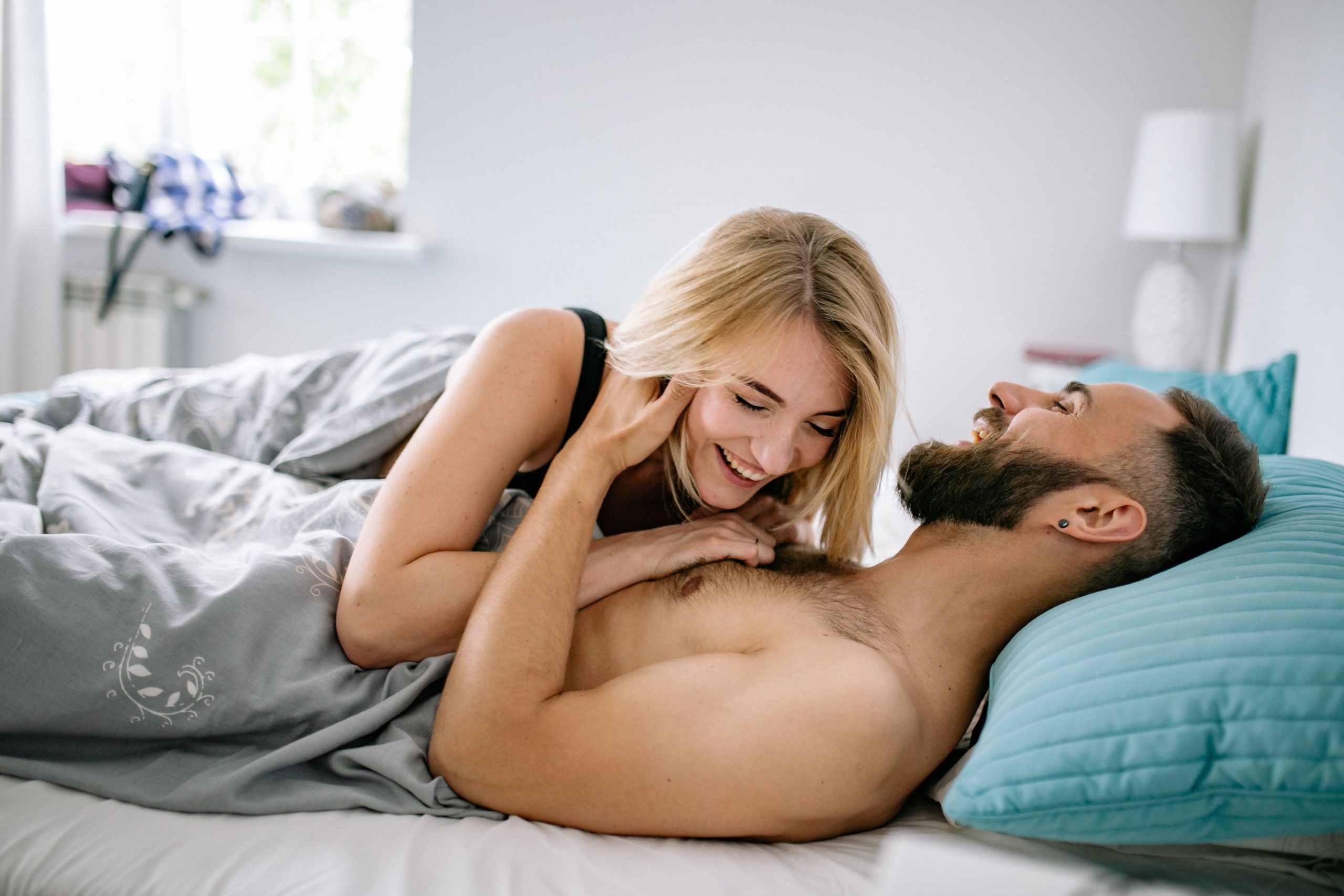 Couple joyeux riant et se rapprochant ensemble