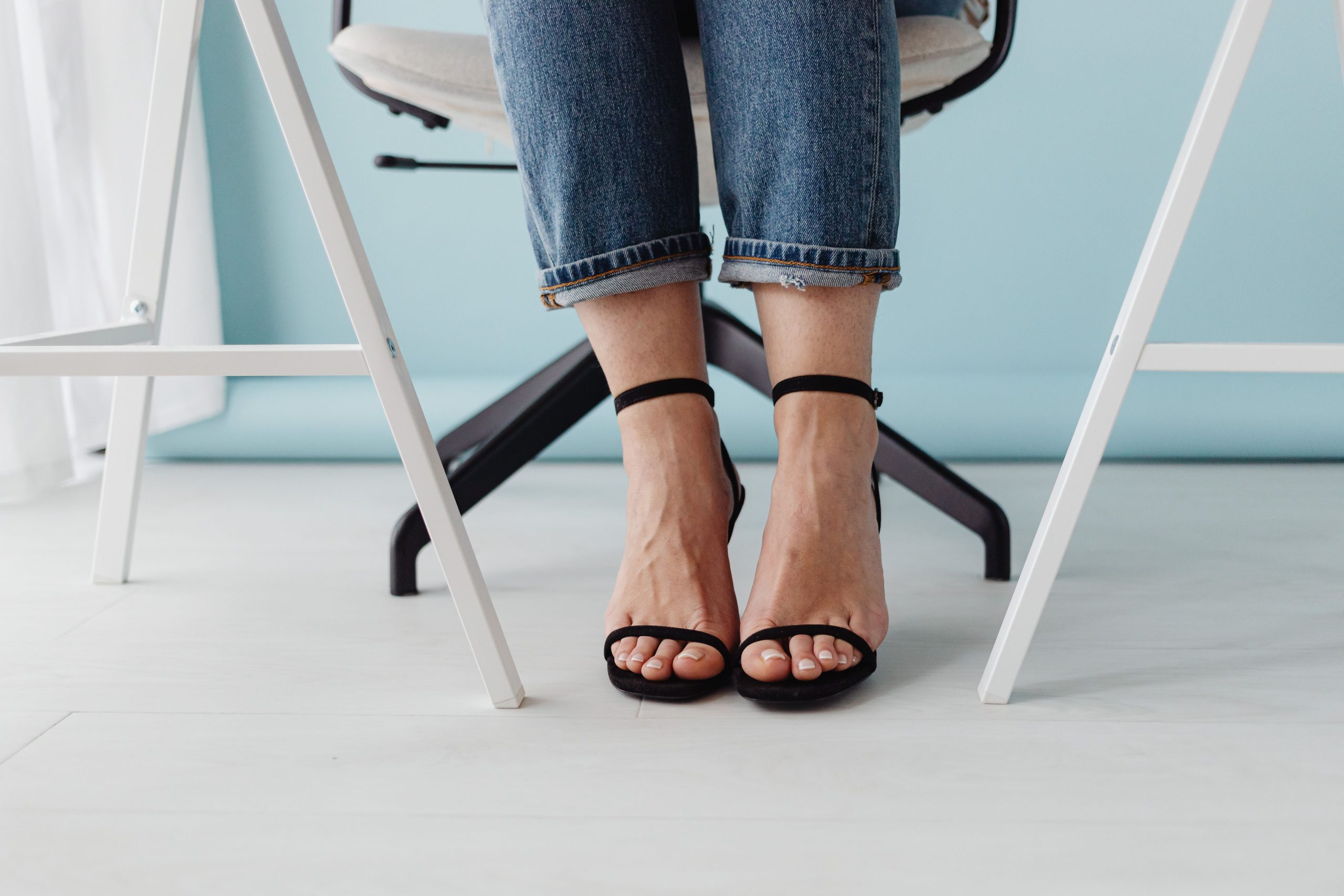 Gros plan femme élégante talons hauts jambes croisées