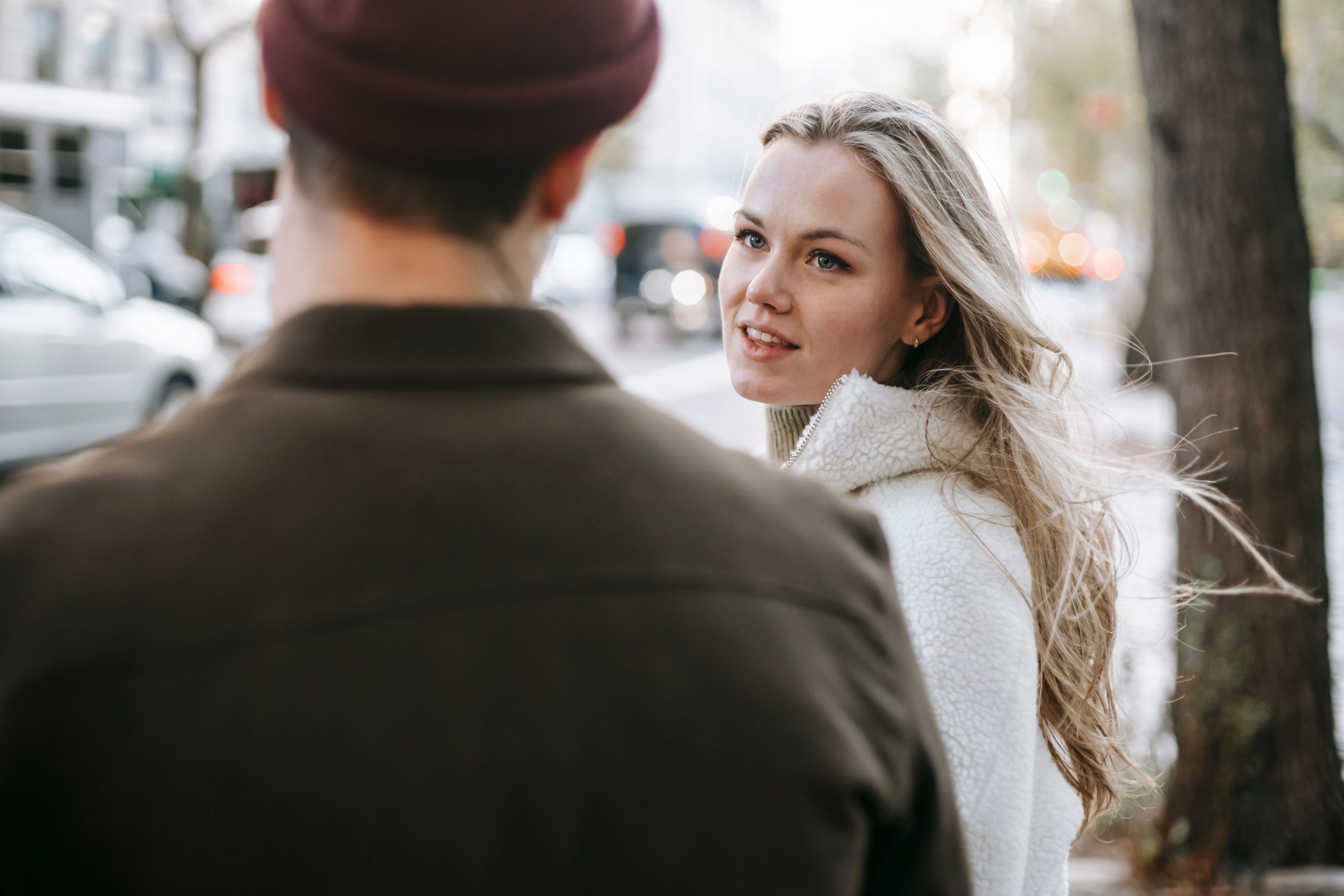 Couple discutant chaleureusement dans la rue en automne