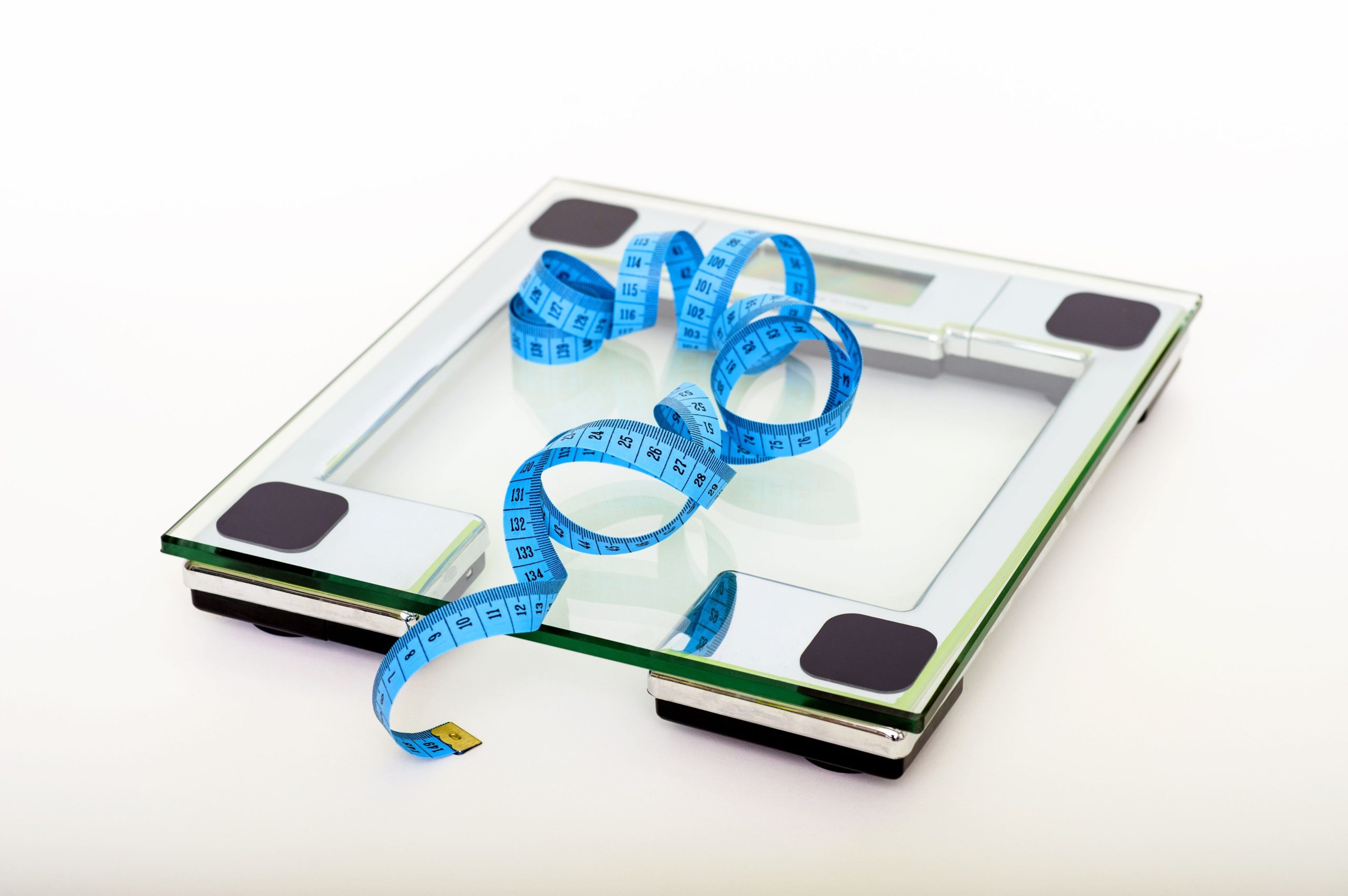 Balance numérique verre avec ruban mesureur bleu