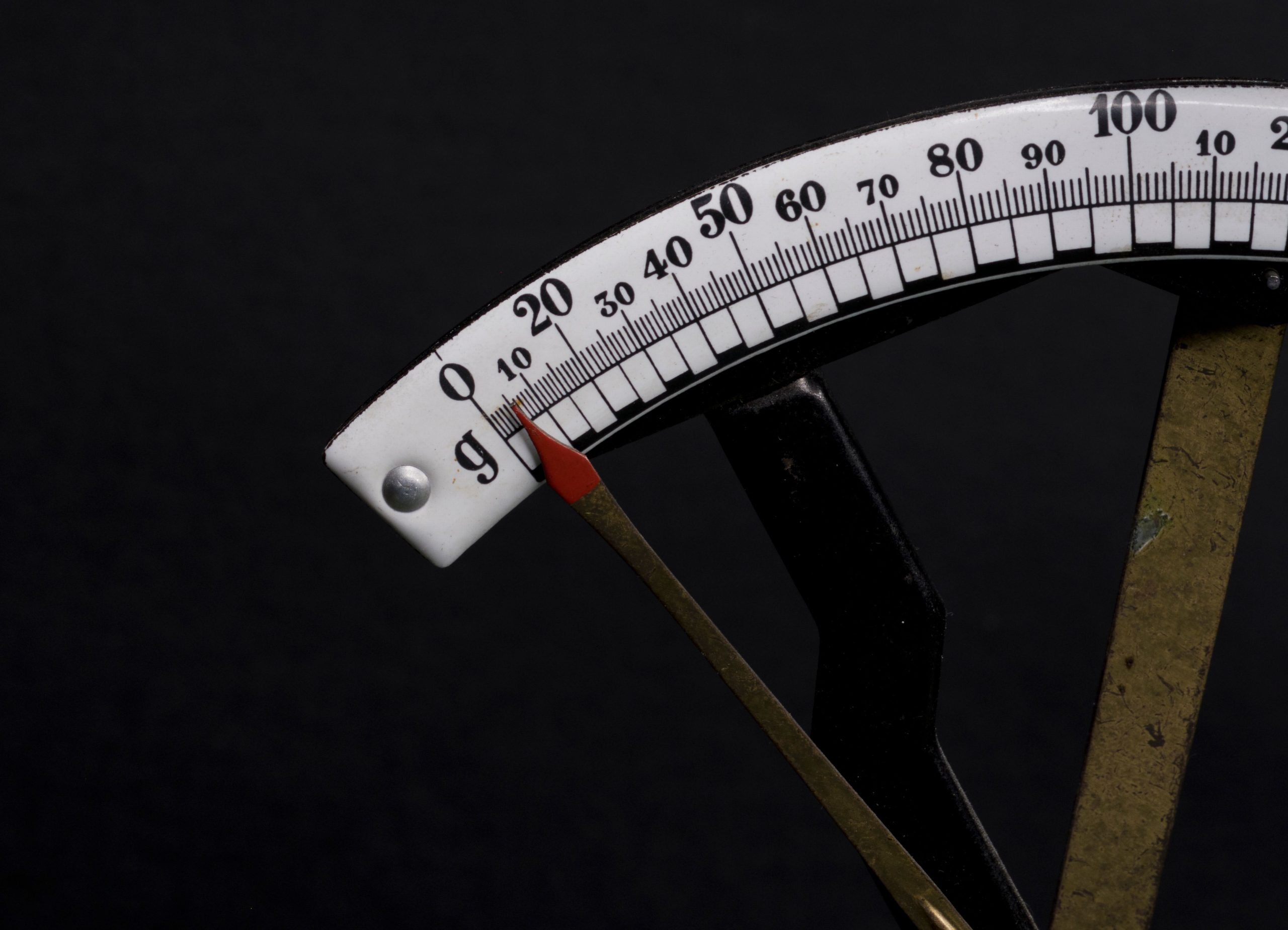 Gros plan balance analogique vintage aiguille noire