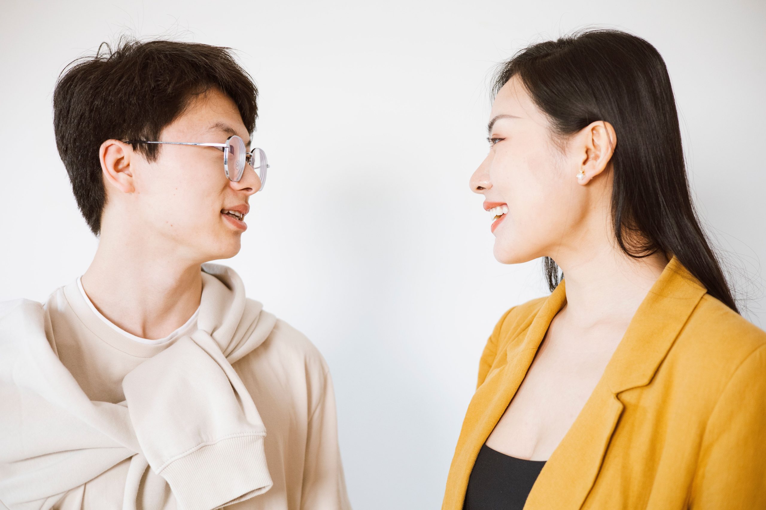 Homme et femme souriants conversant dans un intérieur lumineux