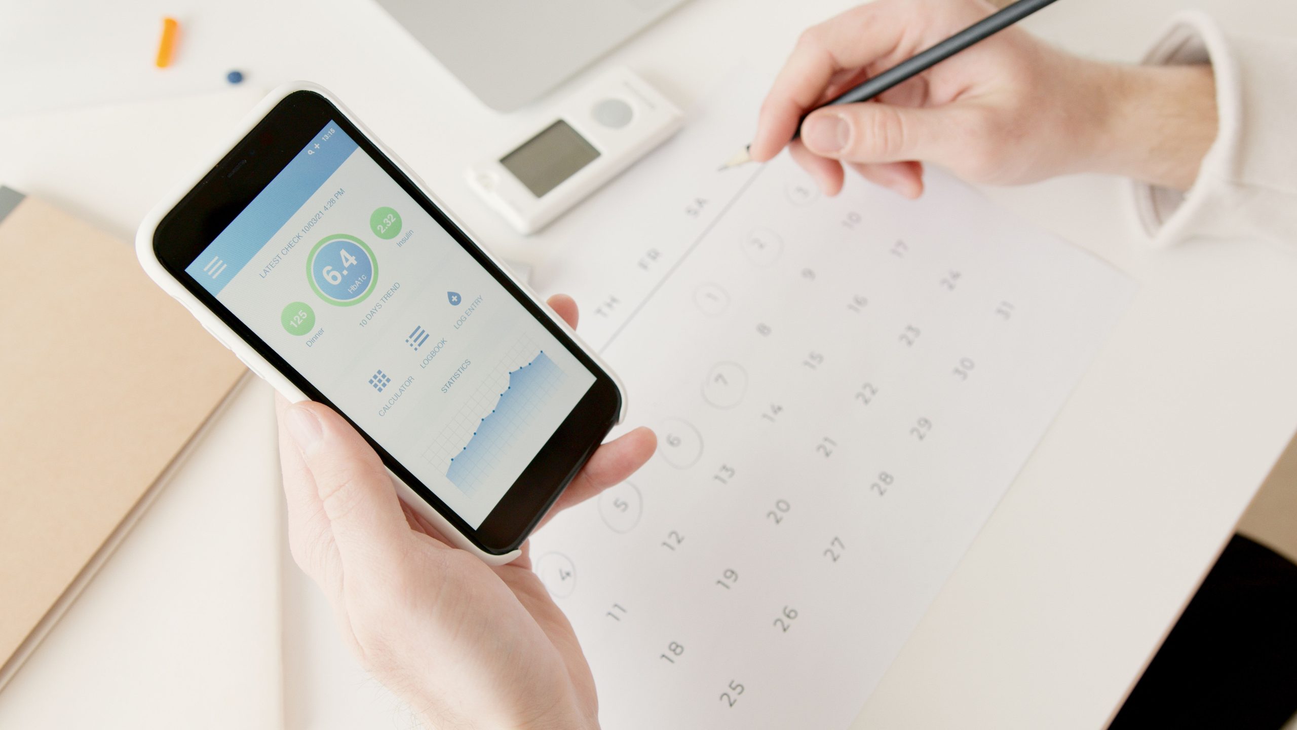 Mains utilisant smartphone pour tracker santé et fertilite