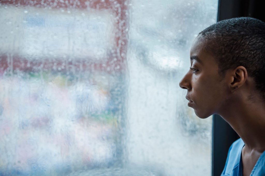 Pourquoi je me sens seule affectivement même entourée ?