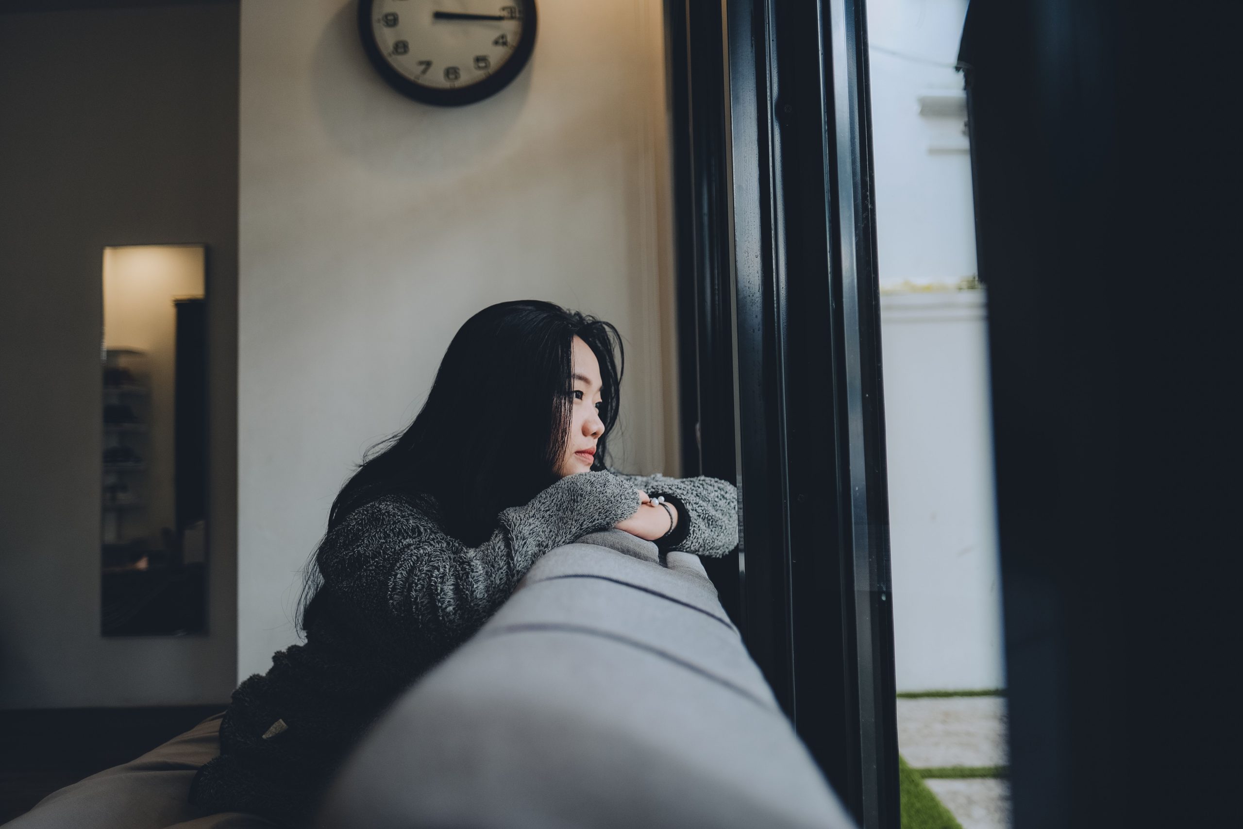 Femme seule regardant par la fenêtre
