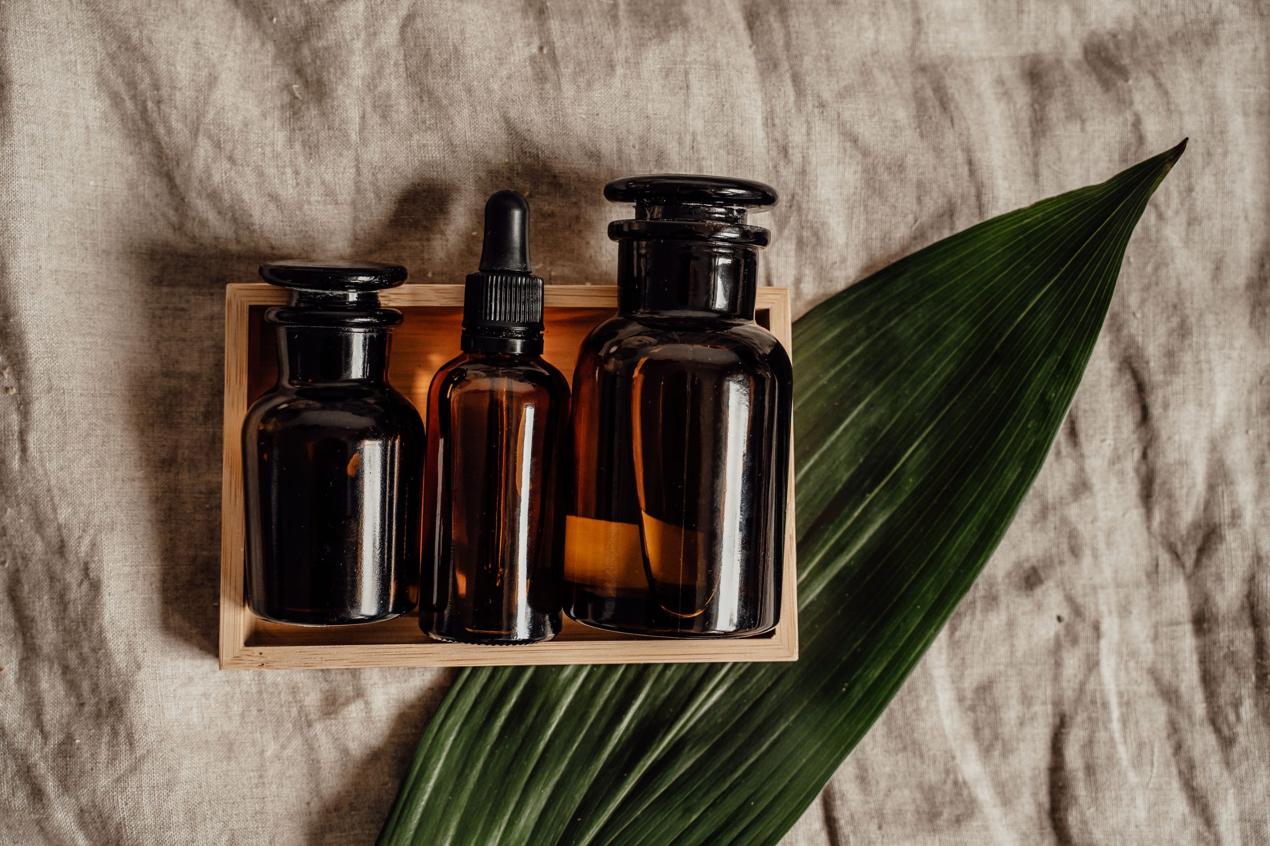 Bouteilles brunes huiles essentielles dans boîte bois