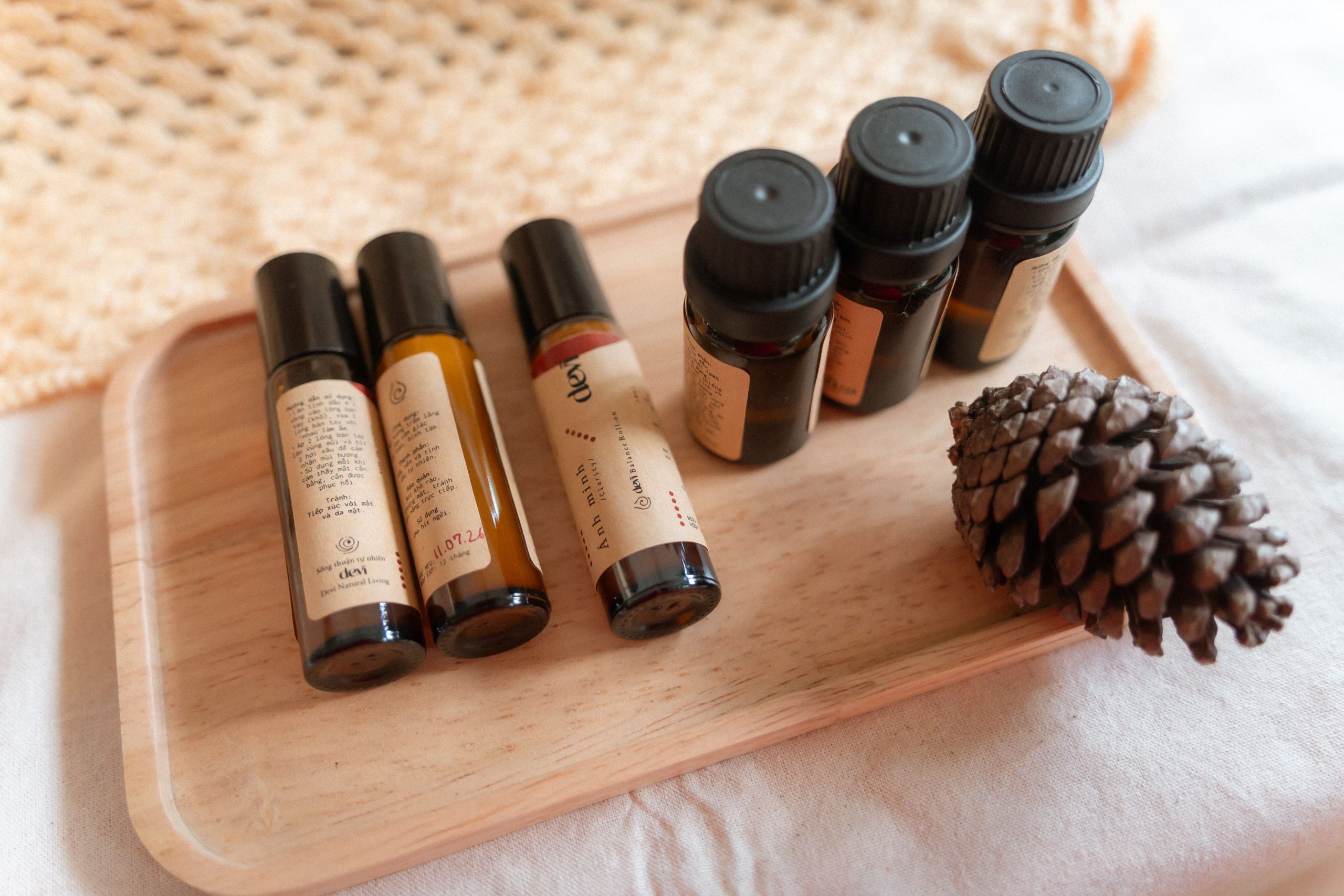 Bouteilles d'huiles essentielles avec pomme de pin naturelle