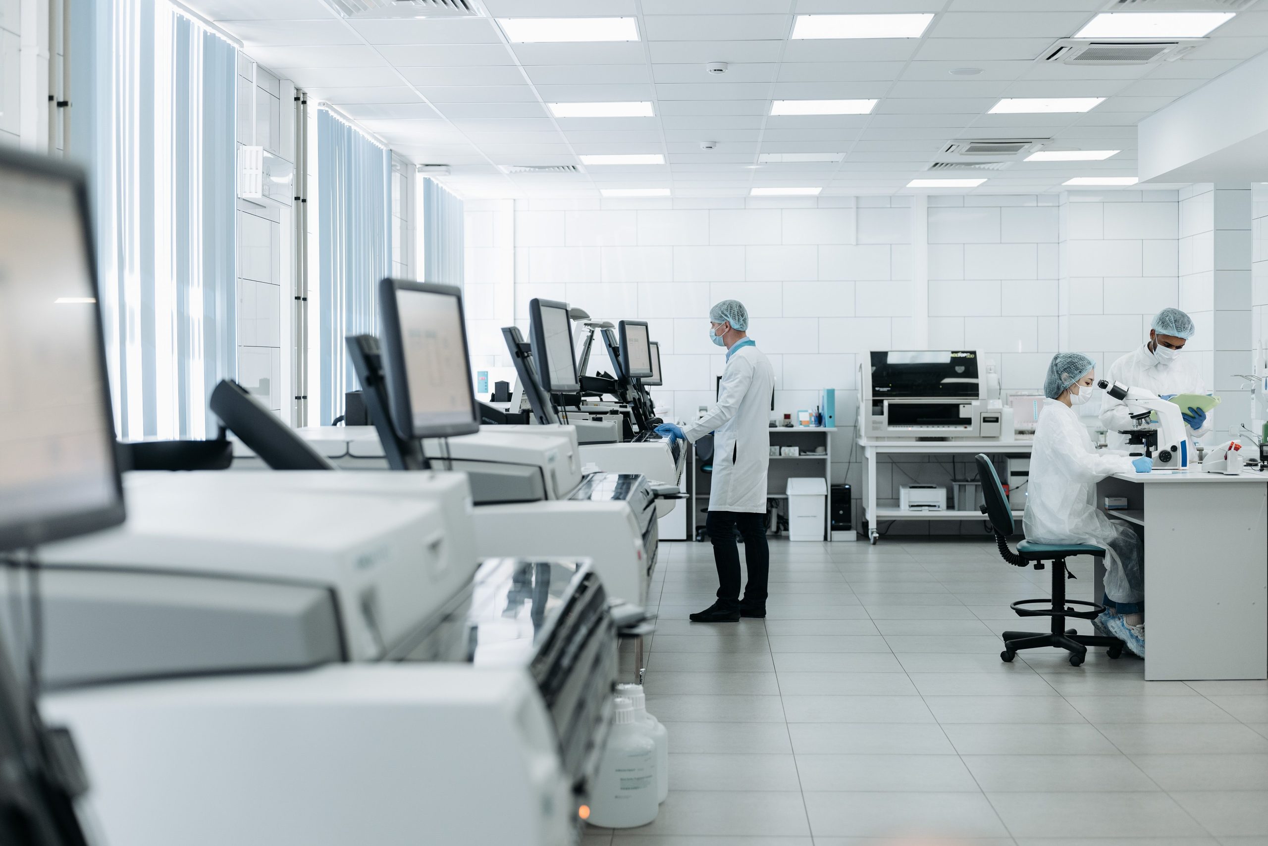 Chercheurs travaillant dans un laboratoire équipé de matériel avancé