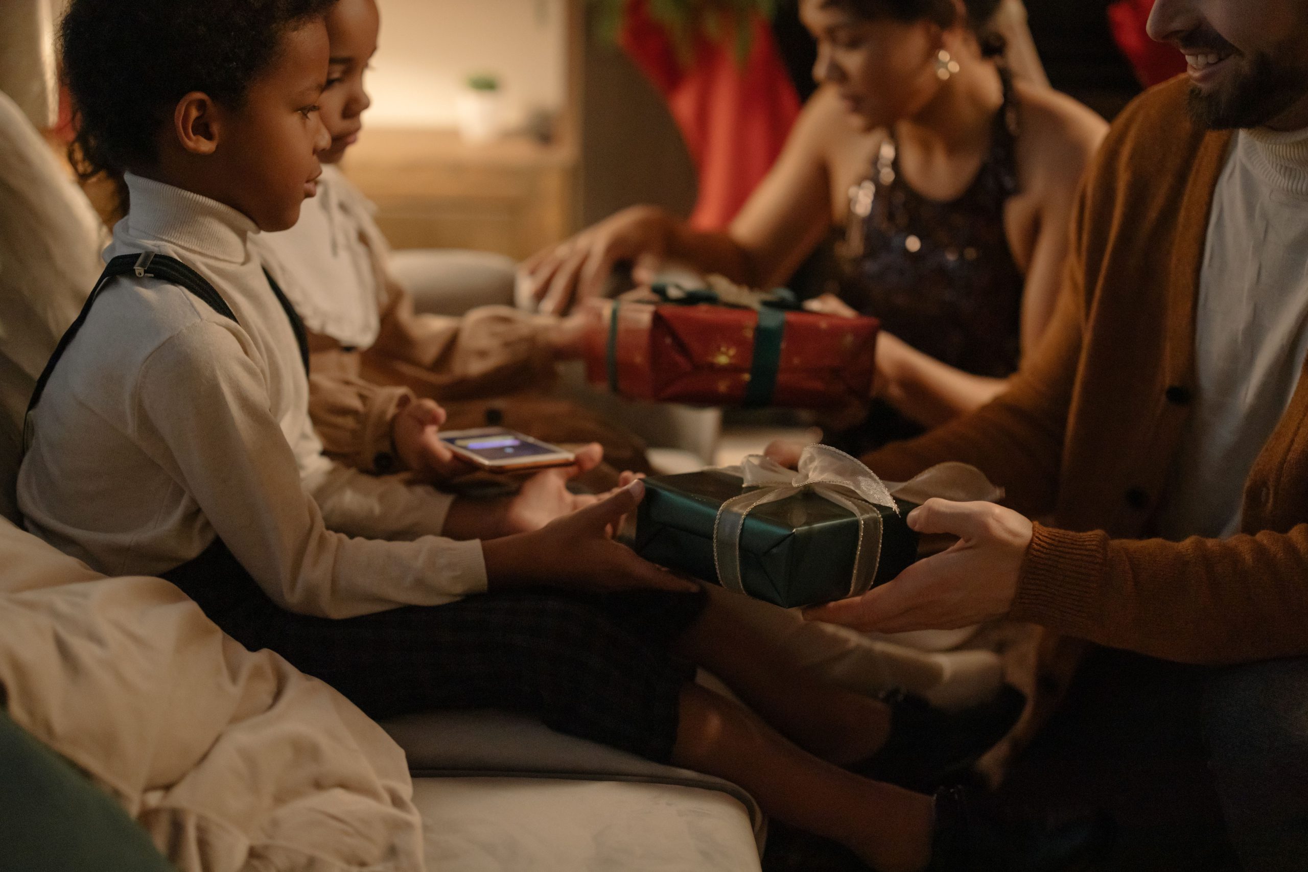 Famille échangeant cadeaux lors fête festive