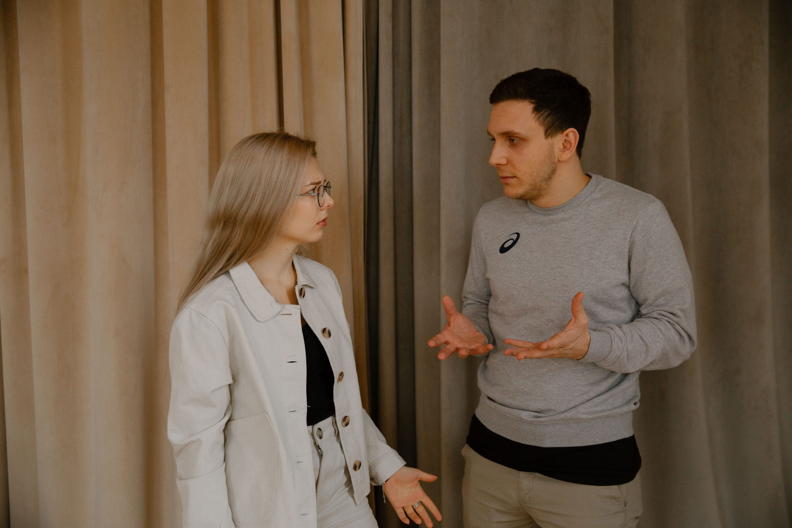 Jeune couple exprimant des émotions intenses