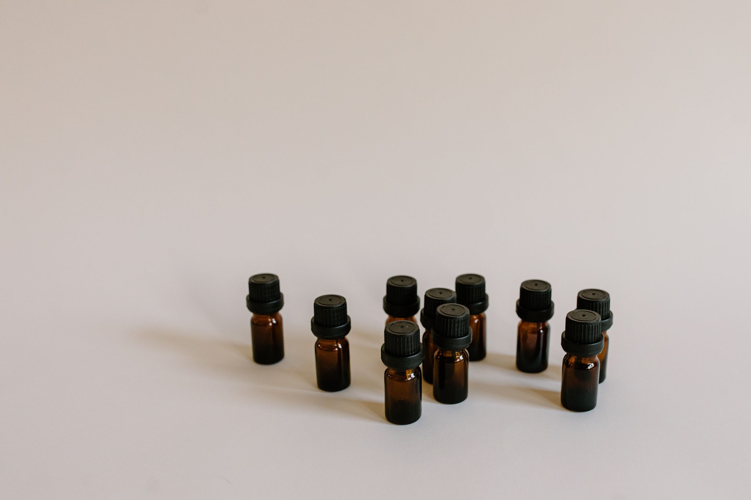 Bouteilles huile essentielle bio marbre wellness