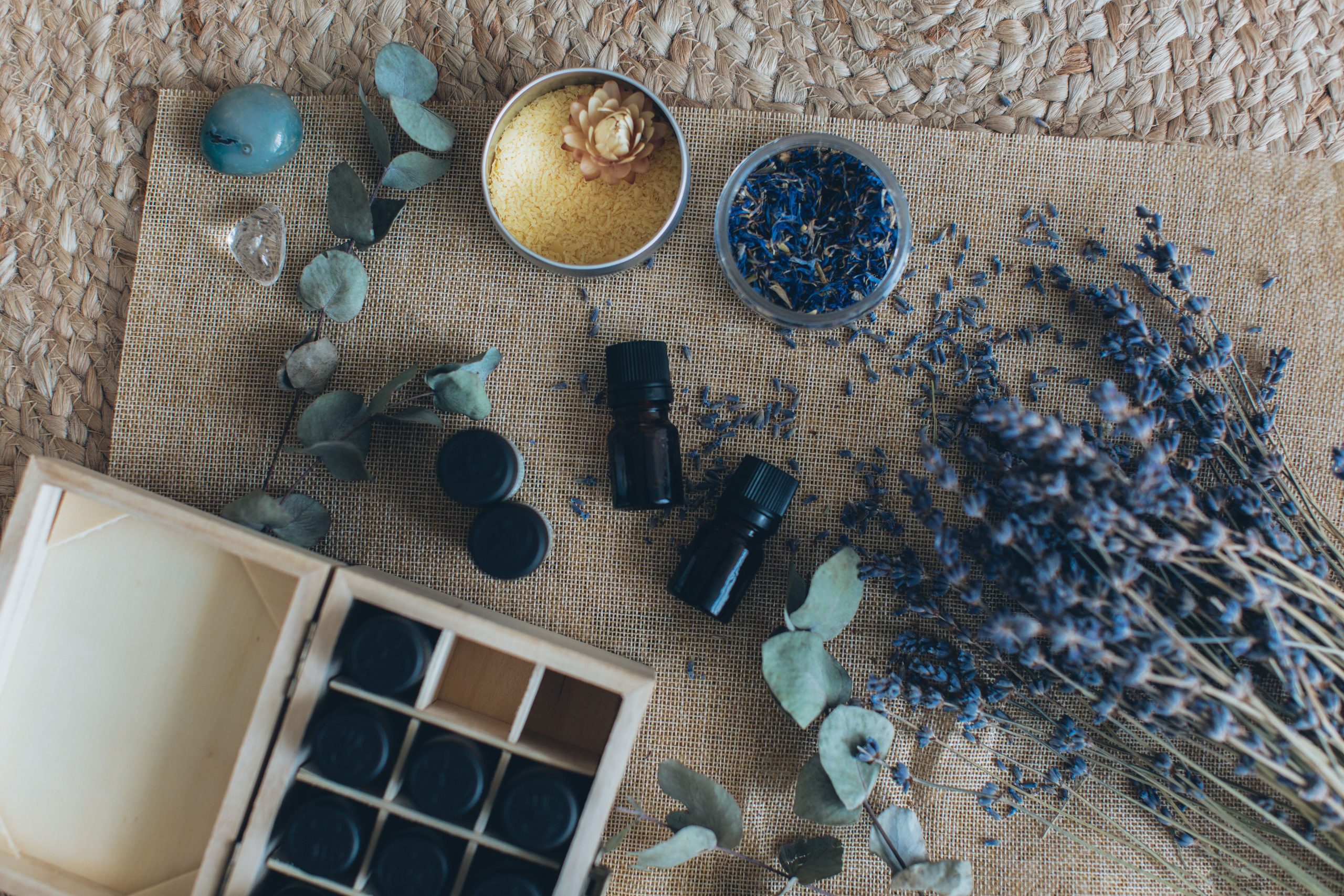 Collection huiles essentielles et lavande séchée aromathérapie