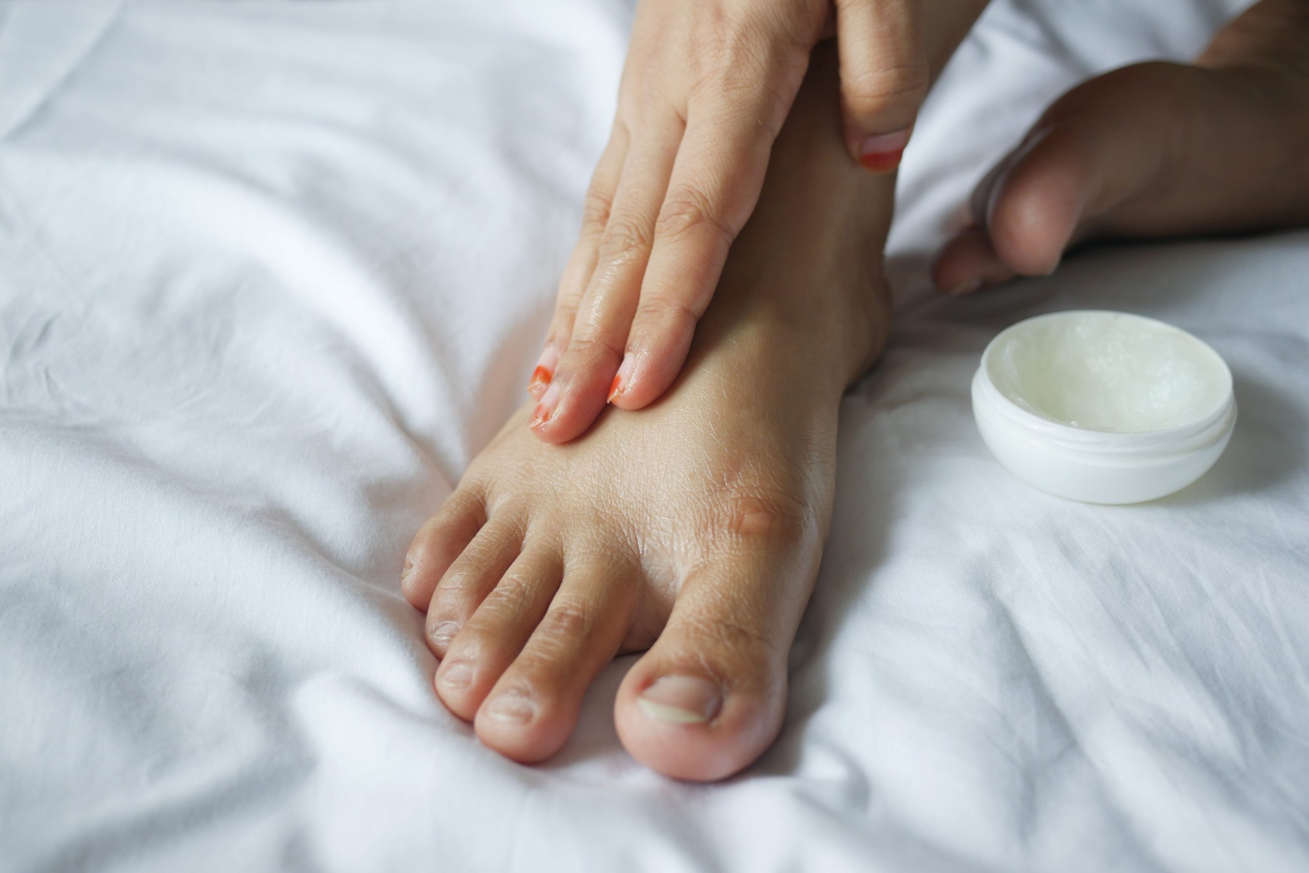 Application de crème hydratante sur le pied