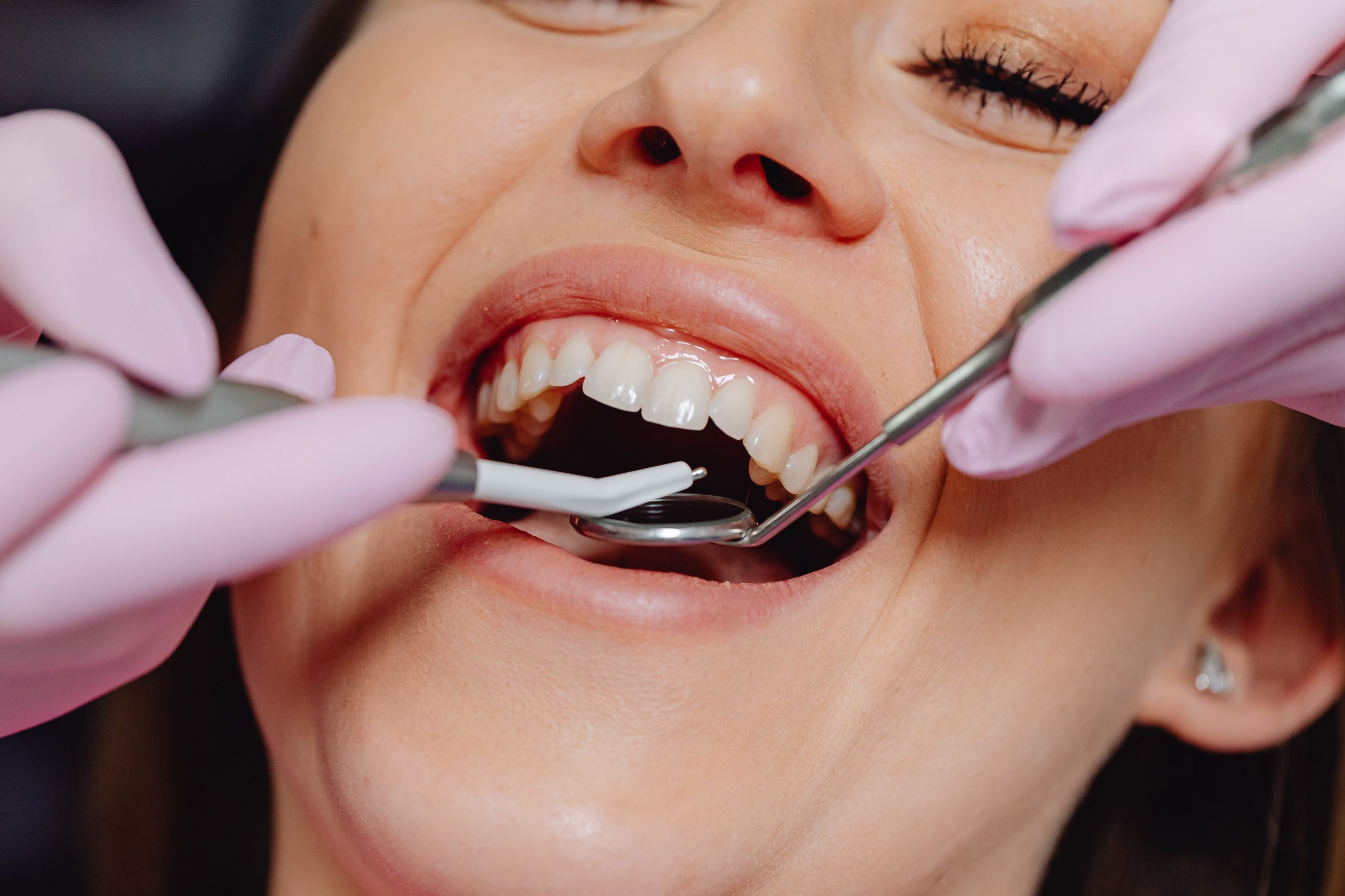 Femme souriante chez le dentiste pendant l'examen