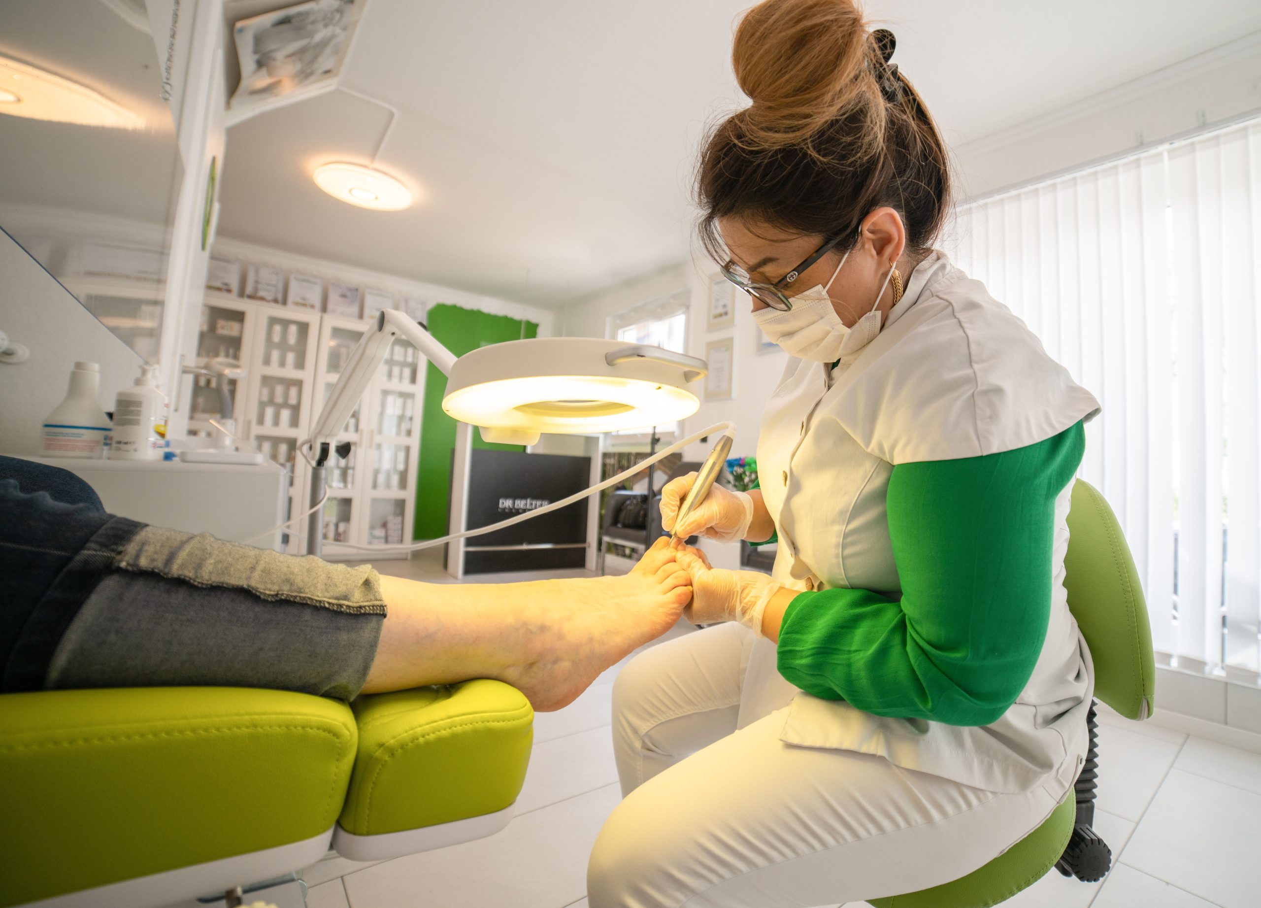 Pédicure médicale avec équipement professionnel