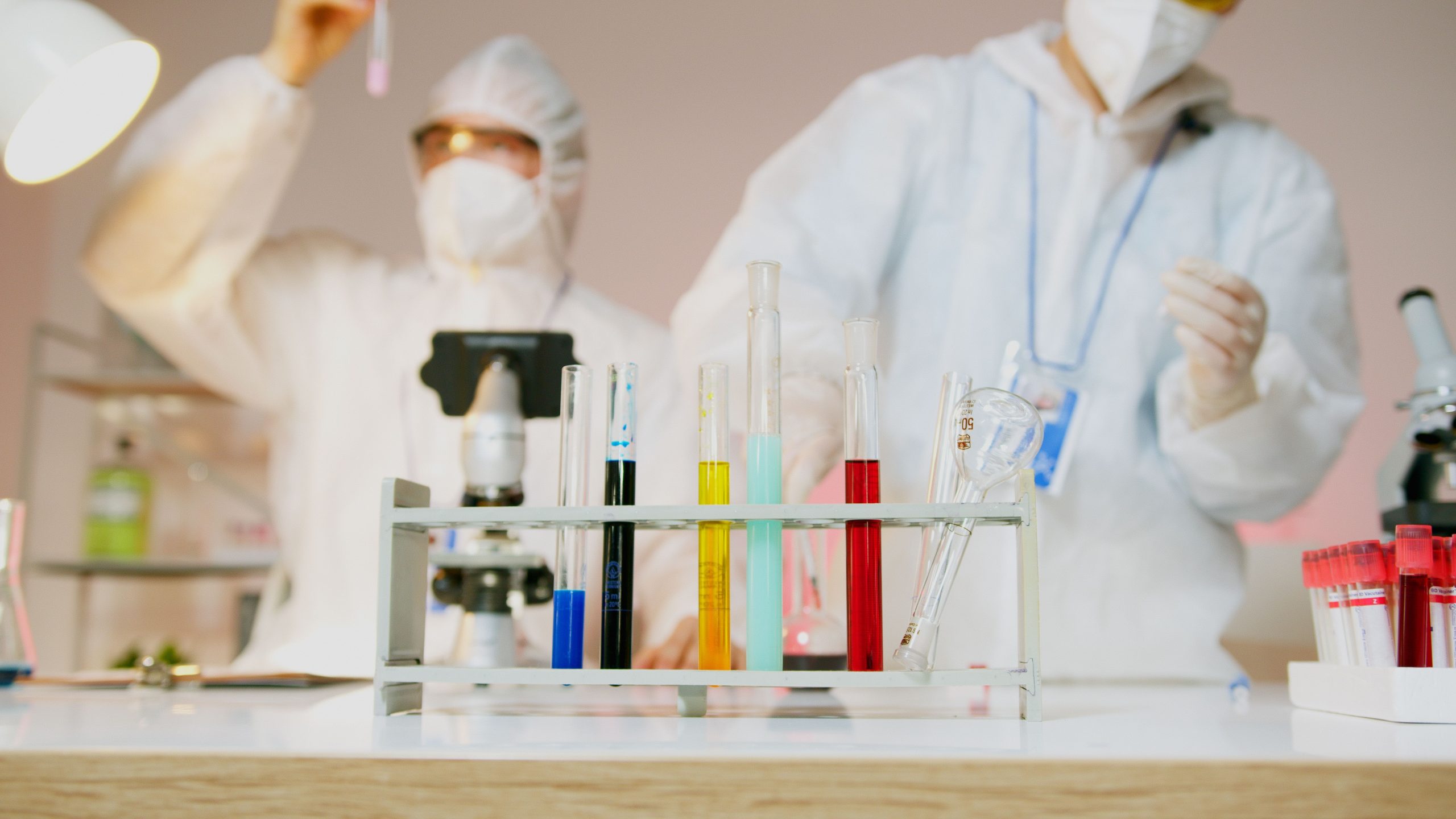 Deux scientifiques manipulant des éprouvettes en laboratoire